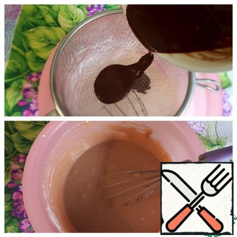 In the curd mass, add the chocolate mass with gelatin, mix everything with a whisk.