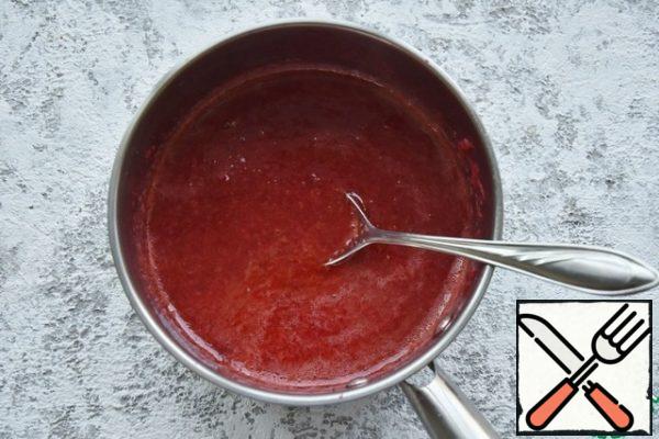 Put the strawberry puree in a saucepan and bring it to a simmer.