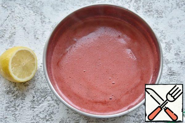 The temperature of the mixture is 106 degrees ( if there is a cooking thermometer). When the mass begins to become covered with bubbles, remove from the heat, pour in the lemon juice and mix.