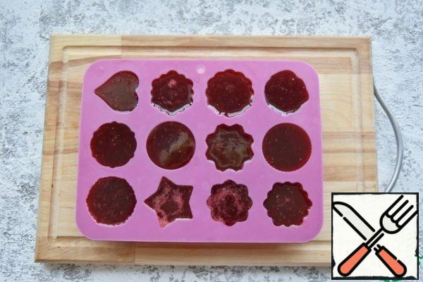 Immediately lay out the berry mixture on the prepared silicone forms. It turns out 30 sweets. I put it in the refrigerator for 2 hours. After this time, the berry mass hardens and is easily removed from the forms.
If desired, the candy can be rolled in fine sugar and dried.