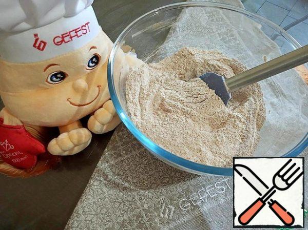 Pour into a bowl all the dry ingredients for cakes-flour, sugar, salt, cocoa, baking powder - and mix.