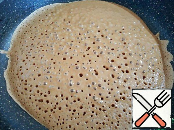 Heat the non-stick pan well and reduce the heat to medium. Pour into the pan 1.5-2 medium ladles of dough and evenly distribute (I have a pan with a diameter of 28 cm, I poured 2 medium ladles of dough, it turned out 5 cakes). Cover the pan with a lid and bake until the top begins to set slightly. Then turn and bake until the bottom is browned.