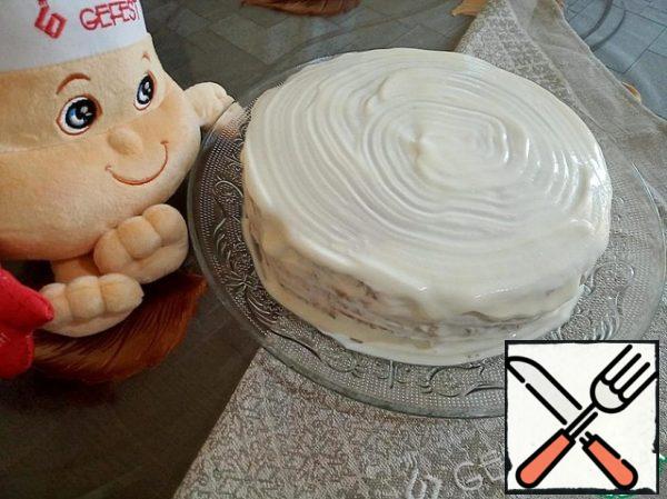 Grease the top and edges of the cake with cream and put it in the refrigerator for 3 hours.