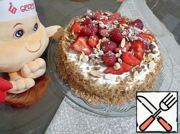 Hazelnuts and almonds are slightly fried in a dry pan and randomly crushed. And now decorate the cake with nuts and strawberries.