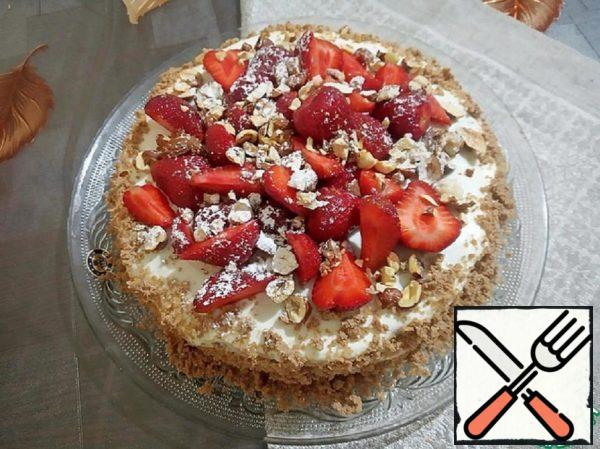 Cake in a Pan with Strawberries and Nuts Recipe