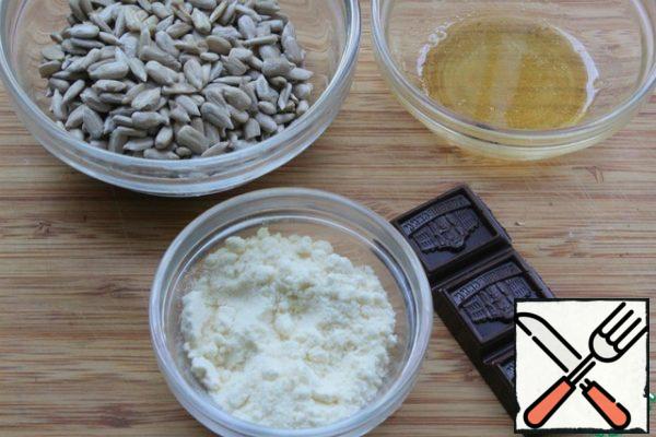 Prepare the products.
Lightly fry the seeds in a dry pan and cool.