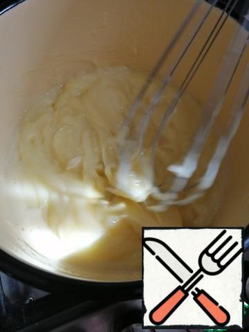 Enter the egg-starch mass into the hot milk and bring to a thickening. Cool the cream. Add the softened butter and beat with a mixer