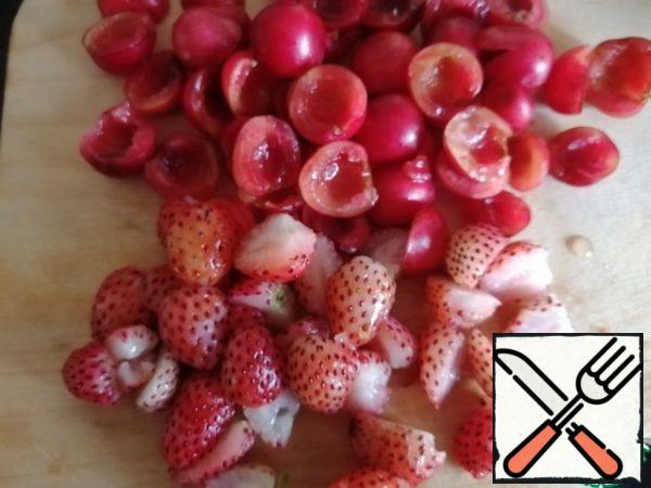 Prepare the berries for filling: wash, dry, remove the seeds from the cherries, cut into halves