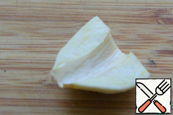 Cut the garlic into strips, first removing the core.
