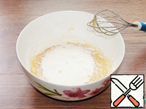 Stir the flour mixture into the oil liquid and beat with a mixer until the dough is smooth.