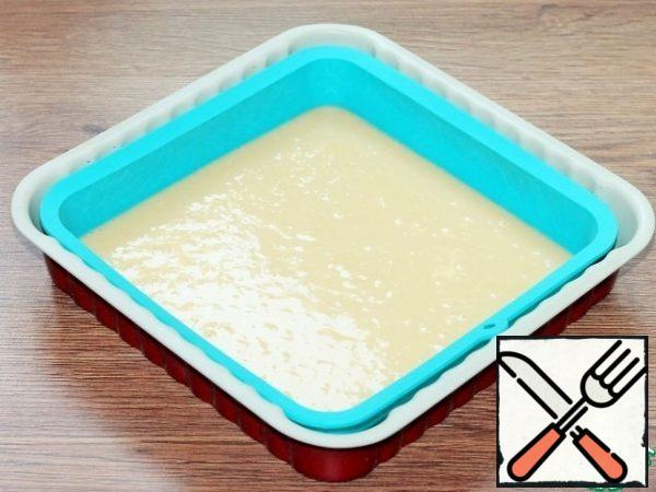Pour the dough into a baking dish (20*20 cm). Bake the sponge cake in a preheated 170°C oven for about 30 minutes, until it turns pink. Check readiness with a wooden skewer.