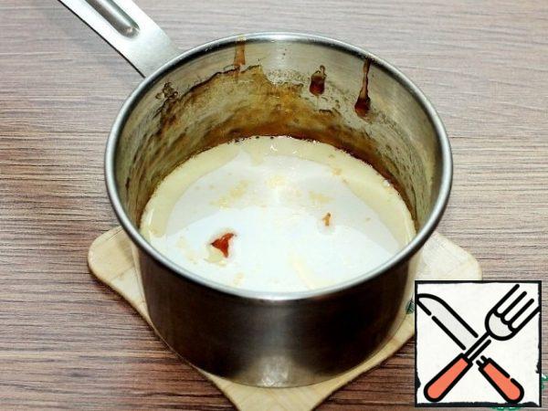 Add the butter on top of the caramelized sugar, and quickly pour in the cream, stirring actively, keeping the cream on a low heat, until you get a homogeneous mass. Remove the saucepan with cream from the stove and cool. After cooling, remove the sauce to the refrigerator.