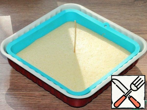 Take the baked cake out of the oven and let it cool for 5-10 minutes. Then we pierce the cake with a toothpick.