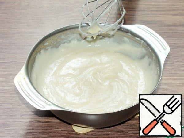 Prepare the cream, as it is written in the instructions. We put 2 tablespoons of cream in the cornetik, this is for decoration.