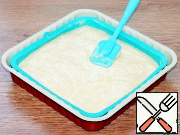 Spread evenly the remaining cream on the already soaked and cooled sponge cake. Remove to the refrigerator for 1 hour.