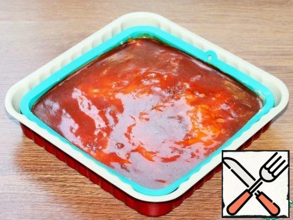 Remove the cake from the refrigerator and carefully cover with caramel, evenly distributing it on the surface. Dessert is ready! We send it to the refrigerator and let it stand for 4-5 hours.