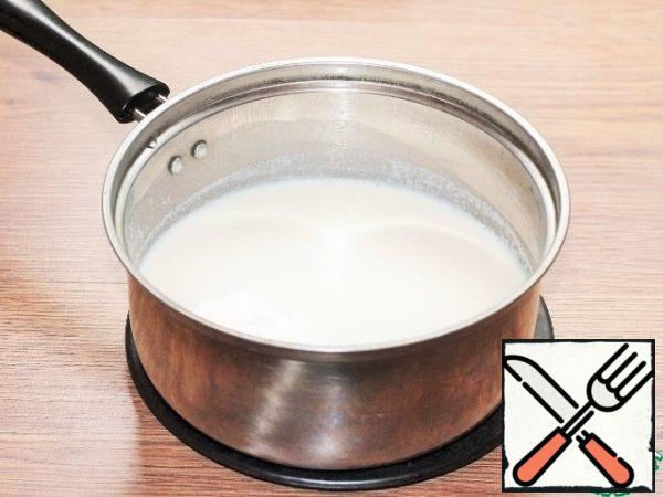 Wash the rice in running water. Pour half a liter of milk into a saucepan and put it on the fire. When the milk boils, put the rice in the pan and stir. Add a pinch of salt. Cook the pudding for about 10-15 minutes without forgetting to stir. And when the milk is boiling, add fresh milk to the pan.