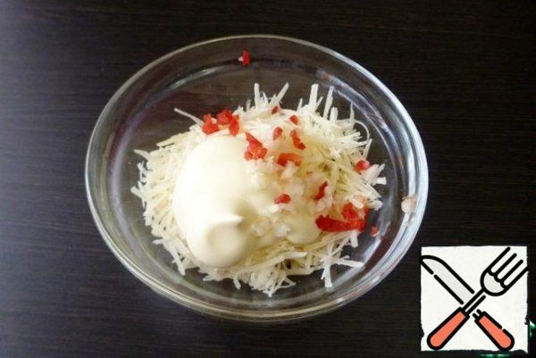 Grate the cheese, chop the chili and garlic. Prepare the filling for the roll by mixing the prepared ingredients with mayonnaise.
The specified number of ingredients for the filling I indicated about one roll.