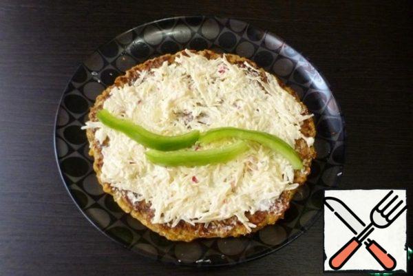 Grease the zucchini pancake with the filling. In the middle, put sweet pepper, cut into strips.