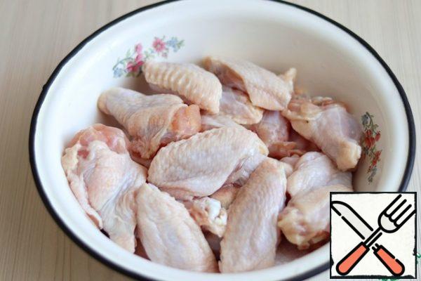 Cut off the top of the chicken wings. It can be used in the preparation of broths. Cut the wing into two parts.