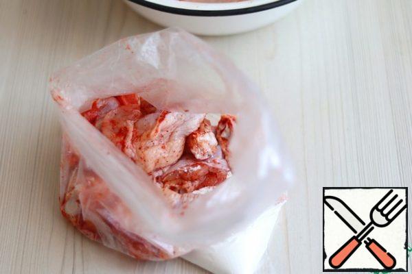 In a food bag, add 1 Cup of flour, add 3 tablespoons of starch, mix the mixture. Put the parts of the wings in the bag. Seal the bag at the top and shake the bag to evenly distribute the flour and starch.