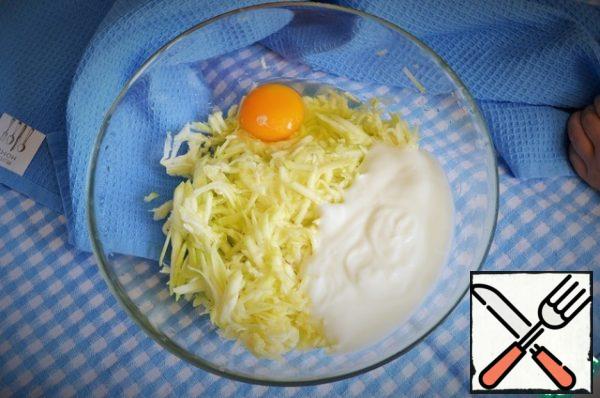 Two hard-boiled eggs, set aside.
Peel the zucchini, grate it, add the yogurt and egg.