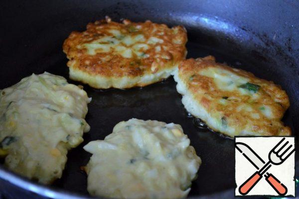 Heat the oil in a frying pan,
spread out 1 tbsp of the dough,
fry on both sides for 1-1. 5 minutes. over medium heat.