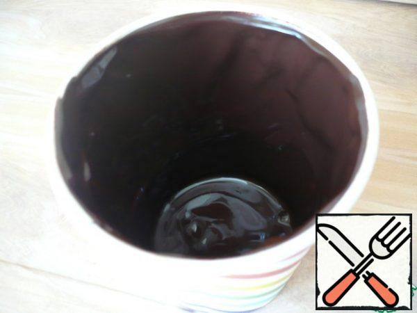 Pour 2 or 3 tablespoons of melted chocolate into them (depending on the volume of the glass), carefully distribute the chocolate along the walls and bottom. Pour the remaining chocolate back into the bowl, leaving only a thin layer on the walls. Put the glasses in the freezer for 10 minutes.