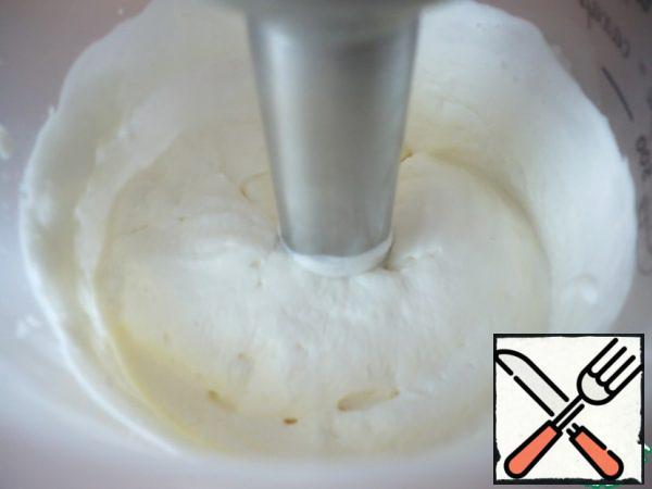 Meanwhile, use a blender to whisk the cold cream to the consistency of a thick foam. Then gradually pour in the condensed milk, add the vanilla syrup and continue whipping until smooth. (The ice cream is quite sweet, so you can add a smaller amount of condensed milk - to taste).
