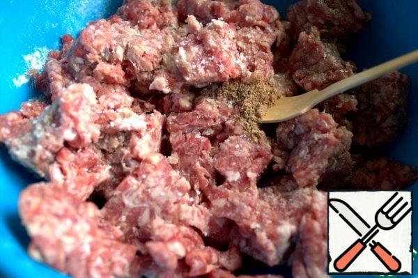 Season the minced meat with spices.