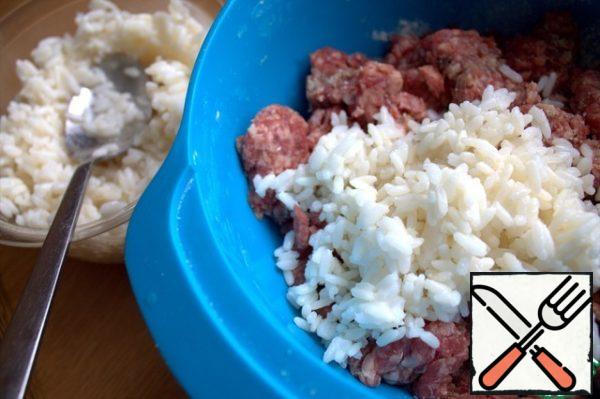 Boil the rice in advance (I cook it in a slow cooker), pour the cooled rice into the mince. About a third of the rice is minced.