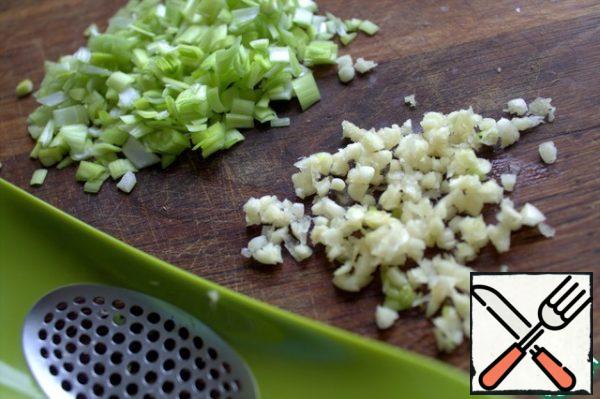 Chop the onion and garlic, garlic - for gravy.