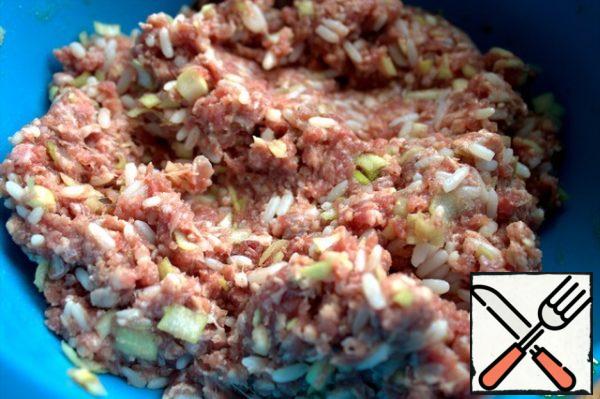 Mix the minced meat thoroughly. If it crumbles, add an egg or cold water-about a couple of spoons.