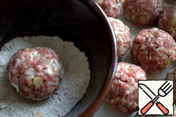 Meatballs can be rolled in breadcrumbs made from rye flour or in breadcrumbs.