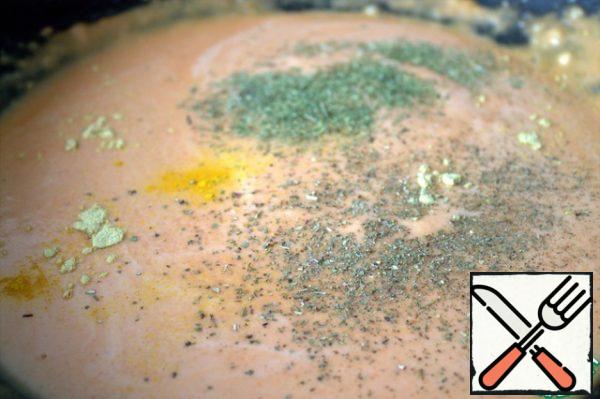 Dilute with milk, boiling water or broth, because the gravy then thickens, enter the spices.