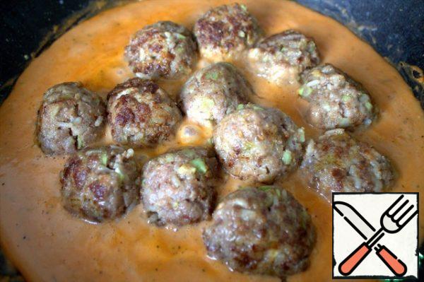 Transfer the meatballs to the gravy.
