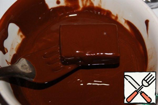 Glaze:
Cut the chocolate and melt it. Enter the oil in small portions, mixing well each time. The glaze should be uniform and smooth.
Dip the candy in the icing, let the extra chocolate drain.