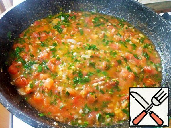 Prepare the tomato sauce. Put the chopped onion and garlic in a pan with olive oil and pass them until the onion is transparent. Just add salt, add favorite spices. Then add the chopped tomatoes, and stirring, simmer until soft. After adding chopped parsley, simmer for another minute. The sauce is ready.