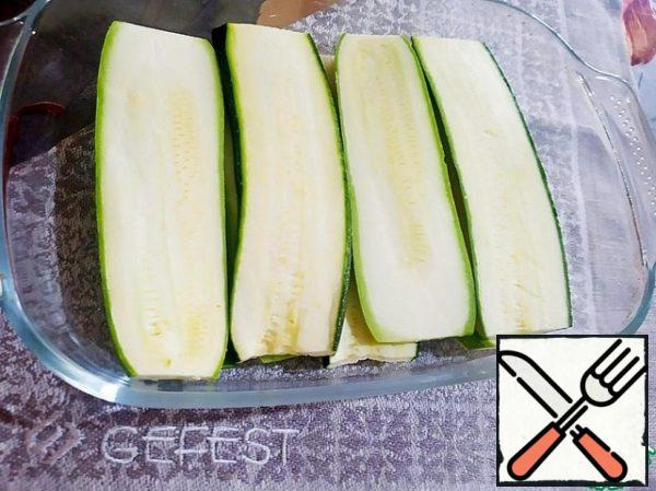 Put the zucchini and squash cut into plates in 2 layers, alternating them in a baking dish.
