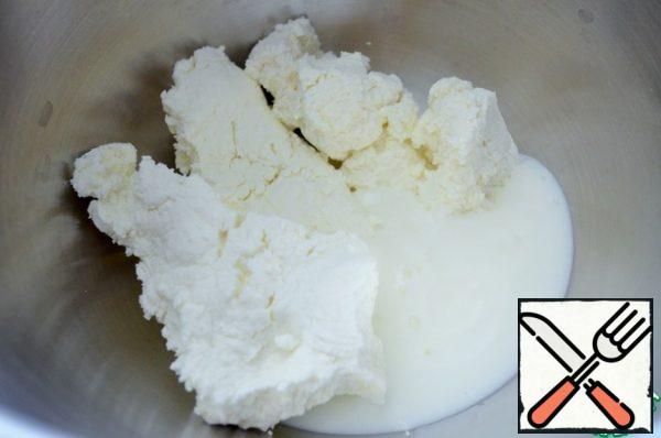 To prepare cottage cheese and banana mass.
Beat the cottage cheese with yogurt.