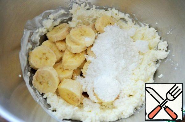 Peel the banana, cut it, add it with powdered sugar.