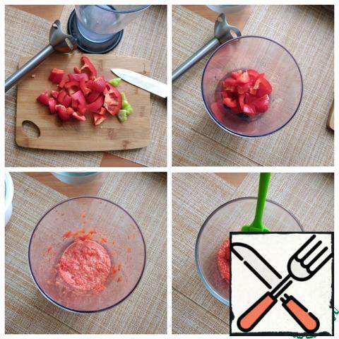 Bulgarian red pepper should be cut and put in a blender, pouring 1 tablespoon of water.
Break up the juice with the pulp.
Put in a bowl, add sugar, salt and pepper (I use Cayenne), combine with a spatula.