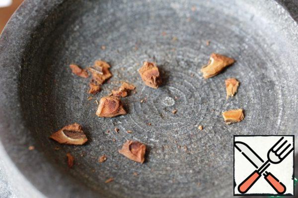 The star anise crushed in big pieces.
Do not confuse star anise with star anise, they are different spices, although they have a similar flavor.