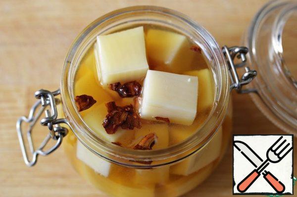 Put the cheese in a jar or other suitable container, pour the honey-alcohol mixture, and mix gently if necessary.
Close and put in the refrigerator for 48 hours.
Before serving, let the cheese warm to room temperature.