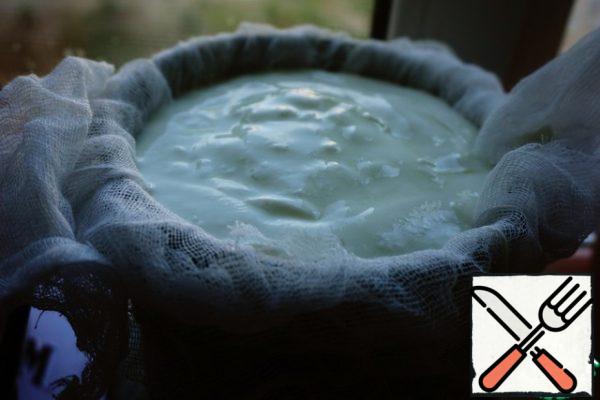 Cover the sieve with gauze in 2-3 layers and spread the yogurt in it. We send it to the refrigerator for three days.