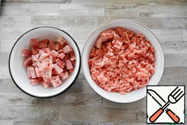 Pork is better to take with fat (neck, shoulder blade, ham).
The meat should be very cold or slightly frozen.
1 kg of pork scroll on a meat grinder with a large grate.
0.5 kg of pork cut into cubes of about 1.5*1.5 cm.

Then combine them in a bowl.