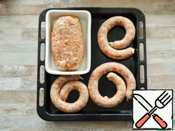The next stage is the heating of the sausage. The sausage should be taken out of the refrigerator, put on a baking sheet and left at room temperature for about 1-2 hours. Also, warming can be done in the oven. If your oven can be set to a temperature of 30-35°C, then set this temperature and place the sausage in the oven for warming.This is necessary in order not to get a marriage, which is called "bouillon-fat edema"by professionals. When in the process of cooking sausage, part of the water and fat flows out of it. Accordingly, the sausage itself becomes more dry and salty.