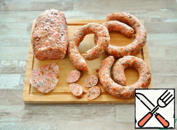 After warming, cook the sausage in the oven, observing the temperature regime:-The first 30-40 minutes - at a temperature of 40°C
-Then 30-40 minutes - at a temperature of 50-60°C
-Next, increase the temperature to 80°C and cook for about 1 hour.Do not try to speed up the process and raise the temperature as soon as possible. This is also fraught with broth edema. Therefore, be patient and gradually increase the temperature.If there is a thermometer, then check readiness for it. Inside the sausage, the temperature should reach 68-72°C, which means that the sausage is ready. If there is no thermometer, then cook at the rate of 1 minute per 1 mm of diameter (section).It is recommended to immediately cool the finished sausage either under an ice shower, or by placing it in a bowl with ice or in the freezer.
After cooling, wipe the sausage from excess moisture and put it in the refrigerator for 12 hours to Mature.Do not cool the sausage without the shell under the shower, but simply put it immediately in the refrigerator for 12 hours to Mature.