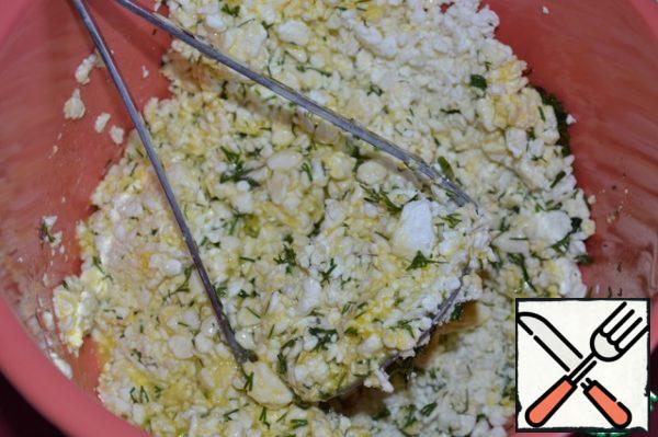 Prepare the filling:
combine cottage cheese, eggs, chopped herbs and salt.
Stir well.