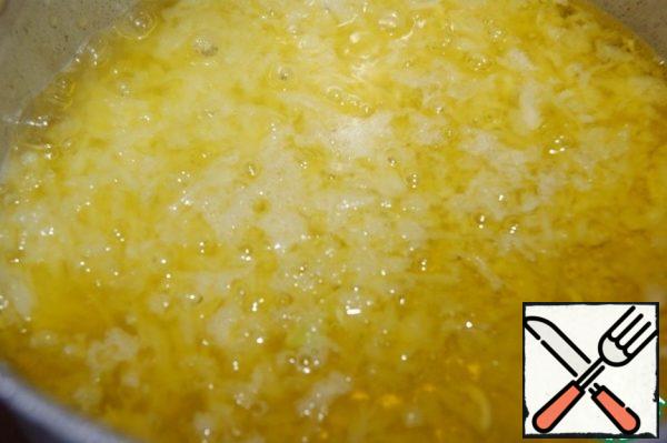 In a saucepan, heat the oil (without 1 tbsp.) and lightly add the grated onion and garlic.
